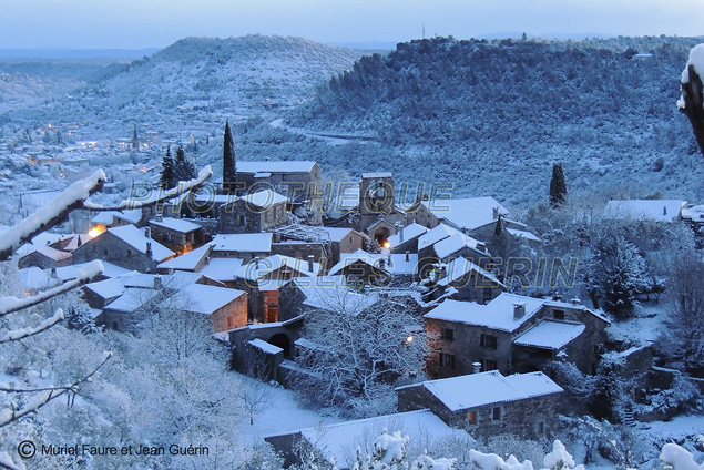 Petit village mdival cvenol sous la neige en hivers et au petit matin