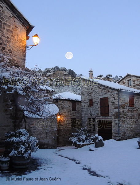 Place d'un petit village mdival cvenol sous la neige en hivers