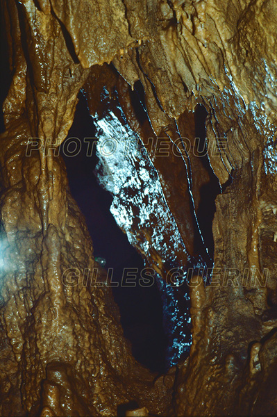 Paysage souterrain dans un gouffre du Lot - Concrtions calcaires dans un rseau actif