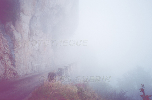 Petite route dans le brouillard et au pied d'une falaise - Ambiance aquarelle - Ardche