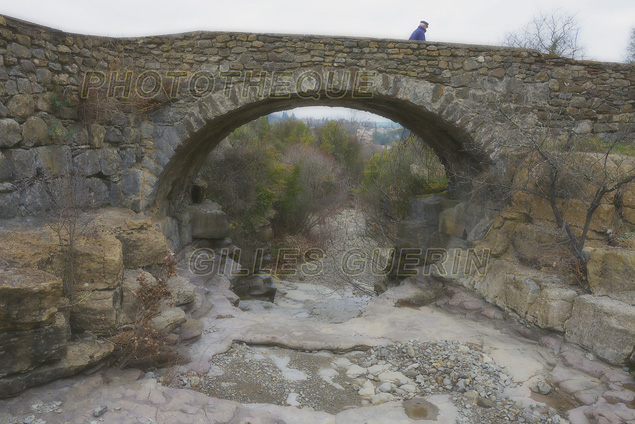  En allant au village  2016<BR> Vieux pont romain enjambant un torrent  sec