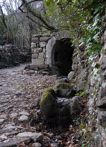 Sud du Parc Rgional des Monts d'Ardche - Cvennes 2017<BR><BR>Ancienne voie romaine et ancien lavoir dans un bois, et avec une petite source