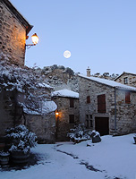 Place d'un petit village cévenol traditionnel sous la neige