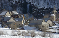 Petit village traditionnel et enneigé dans la vallée du Champsaur