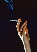 Main de femme avec cigarette