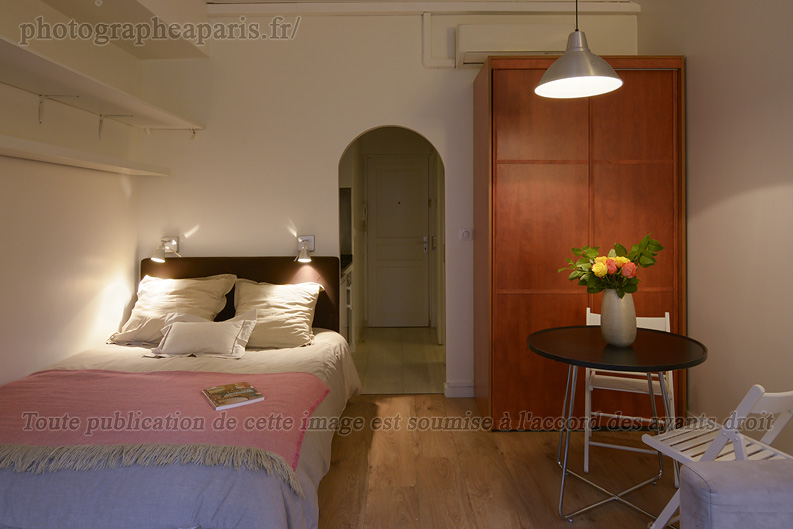 Studio - Coin nuit avec l'entr�e en arri�re-plan