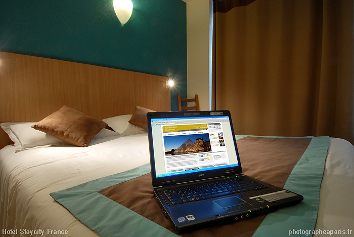 H�tel StayCity Paris - Ordinateur sur le lit