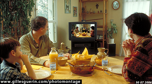 Animation avec photomontage - Famille se regardant � la t�l�vision